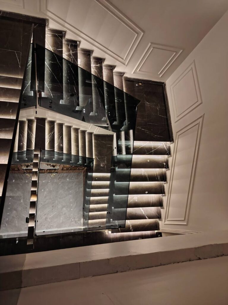 درابزين زجاجي اسود